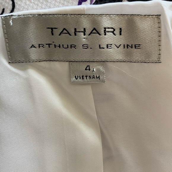 Tahari excellent shape short sleeve jacket. - Picture 2 of 5